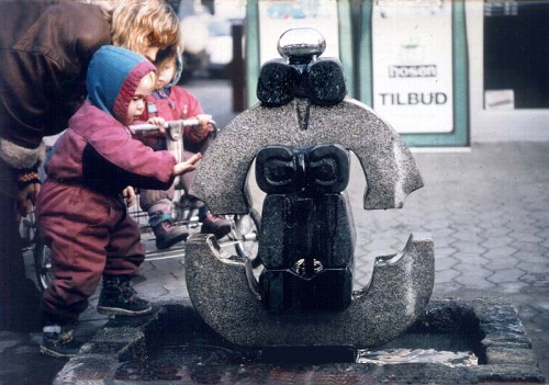Fotograf: Tine Borring
Værk  titel: Lille vandkunst 
Værk  type: Skulptur 
Materiale: Lys og mørk granit - stål 
Færdiggjort: 1993 
Placering: Jyderup Centerforening 
