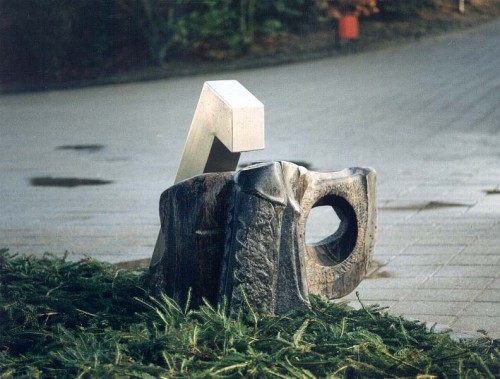 Fotograf: Tine Borring
Værk  titel: På vej - 2-delt skulptur 
Værk  type: 1. element af skulpturen 
Materiale: Granit, rustfrit stål 
Færdiggjort: 1994 
Placering: Stenhus Gymnasium 