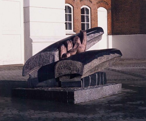 Fotograf: Tine Borring
Værk  titel: Strøg i sten 
Værk  type: Skulptur 
Materiale: 3 granit arter 
Færdiggjort: 1995 
Placering: Musikhuset, Træskogården 