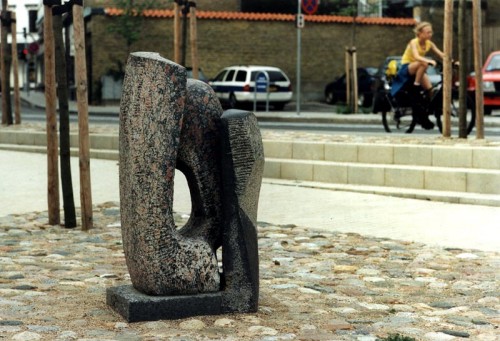 Fotograf: Tine Borring
Værk  titel: Samhørig 
Værk  type: Skulptur 
Materiale: Øjegneis-Blå-Rønne-Granit 
Størrelse: 100x60x50 cm 
Færdiggjort: 1997 
Placering: Klingenberg 