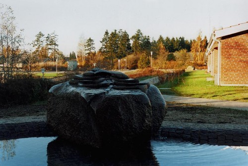 Fotograf: Tine Borring
Værk  titel: Vandkunst 
Værk  type: Skulptur 
Materiale: Vandreblok-Granit 
Størrelse: 90x150x230 cm 
Færdiggjort: 1997 
Placering: Hvalsø Ældrecenter 