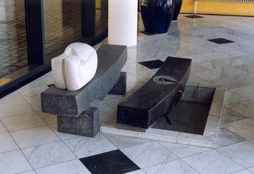 Fotograf: Tine Borring
Værk  titel: Bankskulptur 
Værk  type: Skulptur 
Materiale: Marmor, granit og vand 
Størrelse: 250 x 250 x 70 cm 
Færdiggjort: 1998 
Placering: Fischer & Lorenz, Tuborg Parkvej 