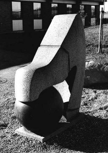 Fotograf: Tine Borring
Værk  titel: Uden titel 
Værk  type: Skulptur 
Materiale: Granit - blå Rønne 
Størrelse: 160 x 110 x 60 cm 
Færdiggjort: 1985 
Placering: Nordrup Idrætshal 