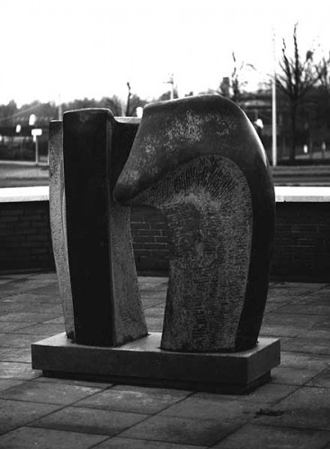 Fotograf: Tine Borring
Værk  titel: Vækst 
Værk  type: Skulptur 
Materiale: Granit - sort Rønne 
Størrelse: 165 x 135 x 60 cm 
Færdiggjort: 1990 
Placering: VUC 
