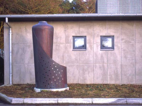 Fotograf: Fototjenesten Flyvestation Aalborg
Værk  titel: Kobberkrukke med sejl 
Værk  type: Skulptur 
Materiale: Kobber 
Størrelse: 250 cm høj 
Færdiggjort: 1999 
Placering: Flyvestation Aalborg 