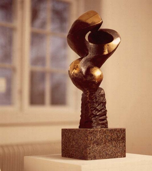 Fotograf: Claudi Thyrrestrup
Værk  titel: Torso 
Værk  type: Skulptur 
Materiale: Bronze incl. granitsokkel 
Størrelse: 35x12x12 cm 
Færdiggjort: 1992 