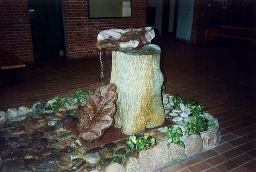 Fotograf: Eget foto
Værk  titel: Efterår 
Værk  type: Vandkunst 
Materiale: Granit, sandsten 
Størrelse: 90x90x70 cm 
Færdiggjort: 1994 
Placering: Ulstrup Skole 