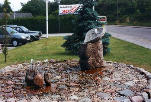 Fotograf: Eget foto
Værk  titel: Vækst 
Værk  type: Vandkunst 
Materiale: Granit 
Færdiggjort: 1992 
Placering: Superbrugsen, Højby 