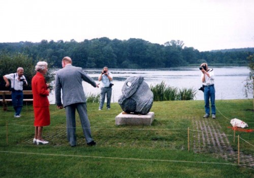 Fotograf: Eget foto
Værk  titel: Grå sten 
Værk  type: Skulptur 
Materiale: Kampesten 
Størrelse: 85x65x55 cm 
Færdiggjort: 1987 
Placering: Slotssøen, Gråsten 