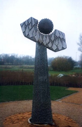 Fotograf: Eget foto
Værk  titel: Englen 
Værk  type: Skulptur 
Materiale: Granit 
Størrelse: 375x120x80 cm 
Færdiggjort: 1994 
Placering: Skjoldhøj Kirke, Århus 