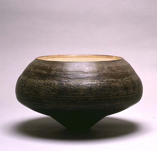 Fotograf: Erik Balle Poulsen
Værk  titel: Sortgrøn Krukke 
Værk  type: Keramik 
Materiale: Rødler, raku 
Størrelse: 19 x 33 x 33 cm 
Færdiggjort: 1997 