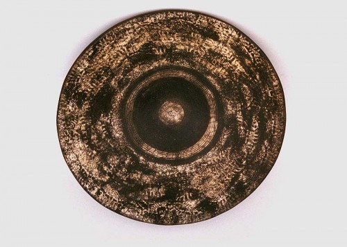 Fotograf: Eget foto
Værk  titel: Fad 
Værk  type: Keramik 
Materiale: Rødler, raku 
Størrelse: D: 36 cm. 
Færdiggjort: 1997 