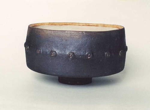 Fotograf: Eget foto
Værk  titel: Brun oval krukke 
Værk  type: Keramik 
Materiale: Rakubrændt lertøj 
Størrelse: 15 x 21 cm 
Færdiggjort: 2001 
