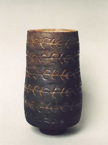 Fotograf: Eget foto
Værk  titel: Brun krukke 
Værk  type: Keramik 
Materiale: Rakubrændt lertøj 
Størrelse: Højde 22 cm 
Færdiggjort: 2001 
