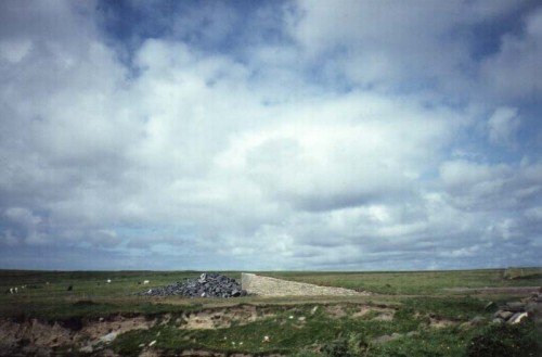 Fotograf: Eget foto
Værk  titel: Battling Forces 
Værk  type: Land art 
Materiale: limsten, sandsten, jord, græstørv 
Størrelse: Ca. 250x800x3000 cm 
Færdiggjort: 1993 
Placering: Downpatrick Head, Co. Mayo, Irland 