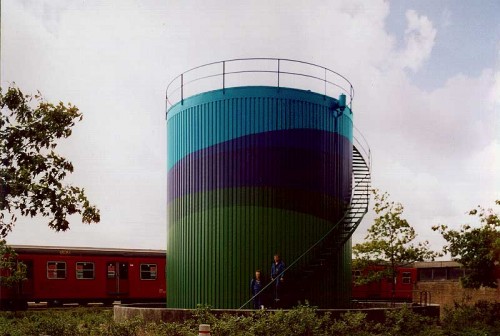 Fotograf: Eget foto
Værk  titel: Uden titel 
Værk  type: Udsmykning af olietank 
Færdiggjort: 1990 
Placering: DSB, Tåstrup, Kbh. 