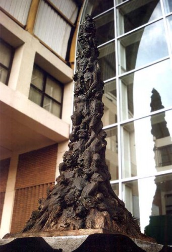 Fotograf: Eget foto
Værk  titel: Skamstøtten 
Værk  type: Skulptur/happening 
Materiale: Kobber 
Størrelse: højde 800cm. med sokkel 
Færdiggjort: 1996 
