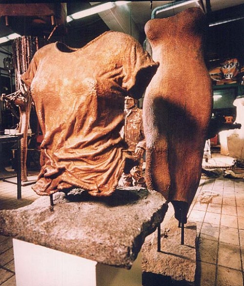 Fotograf: Eget foto
Værk  titel: Kvinde torso 
Værk  type: Skulptur 
Materiale: Kobber 
Størrelse: 40x60x160 cm. 
Færdiggjort: 1991 
