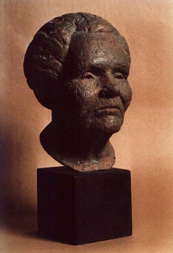 Fotograf: Eget foto
Værk  titel: Ældre kvinde 
Værk  type: Skulptur - buste 
Materiale: Brændt ler 
Størrelse: 40x20x23 cm 
Færdiggjort: 1992 