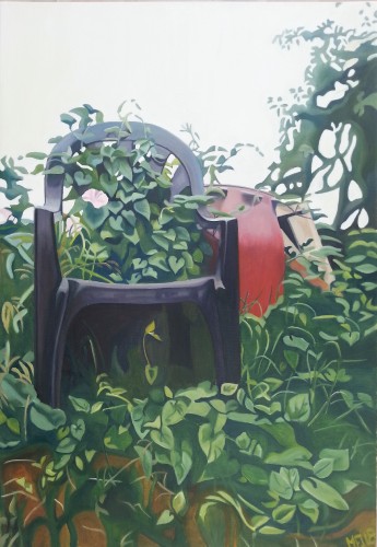 En grøn havestol viklet ind i et krat af snerler. 45x65 cm.