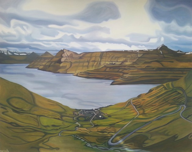 I forgrunden en dal med en bygd, derefter en fjord og sneklædte bjerge på den anden side. Fra Færøerne. Maleriet måler 100x80 cm og koster 6500 kr. inkl. forsendelse.