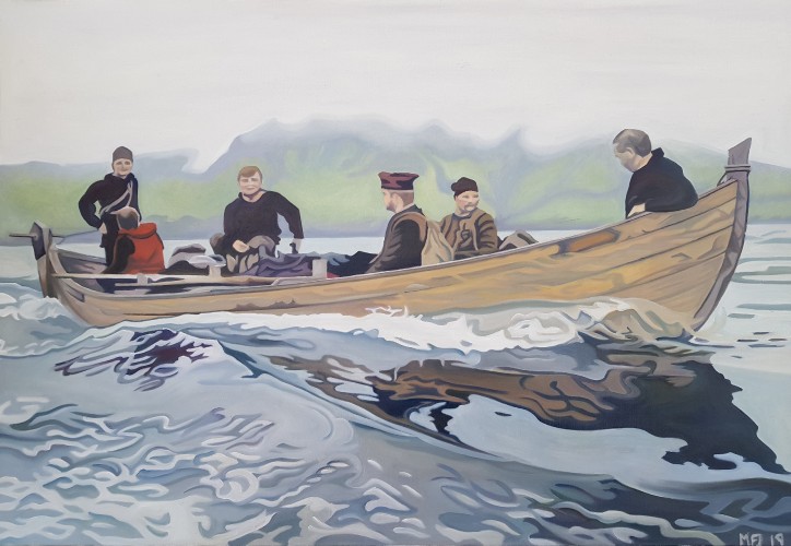 En mindre båd med en gruppe mænd i kløver sig igennem blankt vand i nærheden af en diset bjergkyst. Maleriet måler 65x45 cm og koster 4300 kr.
