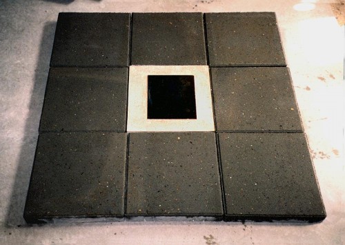 Fotograf: Inger Lenau
Værk  titel: Unikabetonflise kombineret med en standard flise 
Værk  type: Flisebelægning 
Materiale: Beton med jernplade 
Størrelse: 30x30x5 cm 
Færdiggjort: 1997 