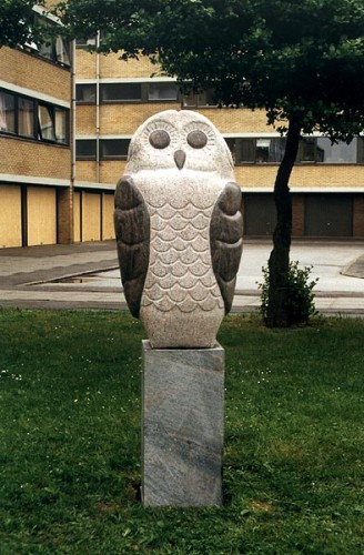 Fotograf: Eget foto
Værk  titel: Ugle på sokkel 
Værk  type: Skulptur 
Materiale: Granit 
Størrelse: 225 cm 
Færdiggjort: 1998 
Placering: Rundhøjkollegiet 