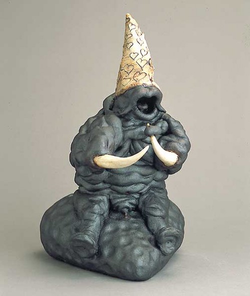 Fotograf: Kenneth Drabæk
Værk  titel: Sukhjerte - Sultendyret 
Værk  type: Skulptur 
Materiale: Stentøj/porcelæn 
Størrelse: 39 x 25 x 26 cm 
Færdiggjort: 1998 