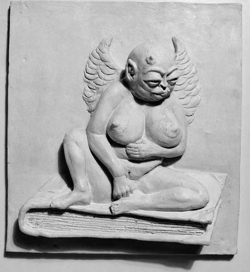 Fotograf: Kenneth Drabæk
Værk  titel: Vi elsker - derfor er vi 
Værk  type: Relief 
Materiale: Betonstuk 
Størrelse: 45 x 53 cm 
Færdiggjort: 2001 
Placering: Sct. Leonistræde 2   &Oslash;vrigt: Gipsmodel til salg 