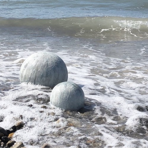 Some news from the studio .... The sea balls measure from 9 to 32 cm in diameter and are made of stoneware.