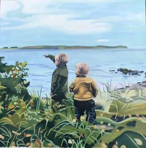 To børn står med ryggen til imellem marehalm og hyben og kigger ud over Limfjorden. Bestilling. 50x50 cm.