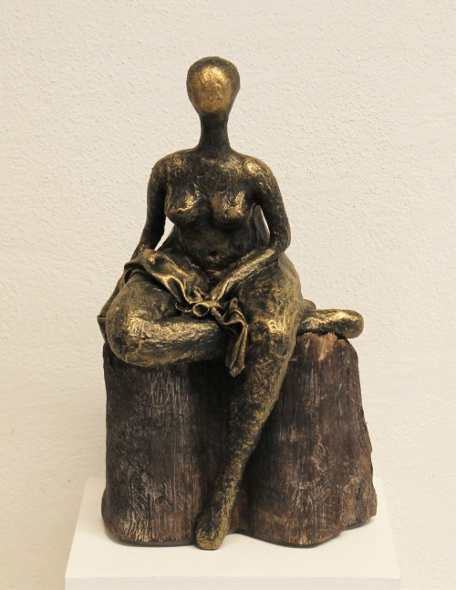 The inspiration for my sculptures comes from an old Faroese legend of the seal woman. More info: www.birgitkirke.dk
My sculptures are between 30 and 55 cm high.