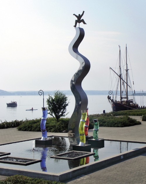 Otte meter h&oslash;j skulptur/vandkunst i Hadsund.
Rustfri stål o.a. materialer