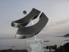 Skulptur Dsc01125 
Skulptur i rustfri stål med granitfod. Kan udf&oslash;res i forskellige Størrelser. 
Sculpture in stainless steel on a granite pillar. Can be made in different sizes. 
Skulptur in Edelstahl auf Granit. Kann auch als gr&ouml;ssere Objekt gemacht werden 
H. 42 cm - B/W 28cm - Dkr. 16.000 - &euro; 2.130.- 