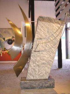 Skulptur Dsc01594 
Skulptur i rustfri stål og granit
Sculpture in stainless steel and granite
Skulptur in Edelstahl und Granit. 
H 167cm B/W 125 cm Dkr 110.000.- 14.600.- 
